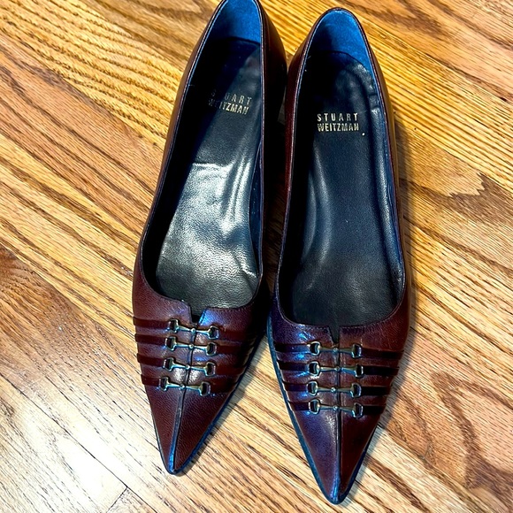 Stuart Weitzman Kitten Heel Leather Shoes. Brown with brass detail. Size 6.5 - Picture 2 of 6